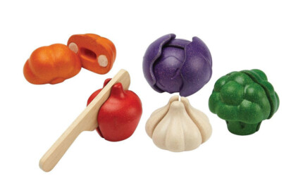 PlanToys 5 Colors Veggie Set – Wooden Pretend Play Food with Knife and 5 Sliceable Vegetables for Kids