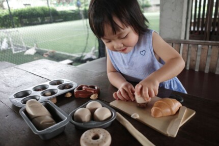 PlanToys Bread Set – Wooden Pretend Play Food Set with Bagel, Rolls, Pretzel and Croissant, Fabric Storage Bag, Ages 2+ - vie