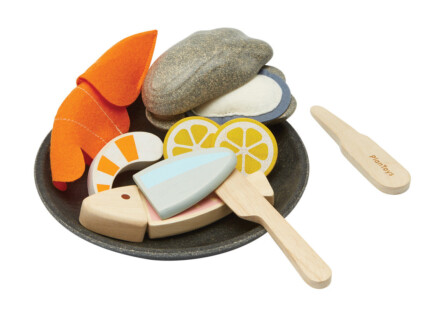 PlanToys Seafood Platter – Wooden Pretend Play Food Set for Young Chefs, Realistic Seafood Kitchen Toy