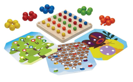 PlanToys Creative Peg Board – Wooden Pegboard with 50 Colourful Pegs and 3 Double-Sided Pattern Cards for Kids, Ages 3+