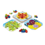 PlanToys Creative Peg Board – Wooden Pegboard with 50 Colourful Pegs and 3 Double-Sided Pattern Cards for Kids, Ages 3+ - vie