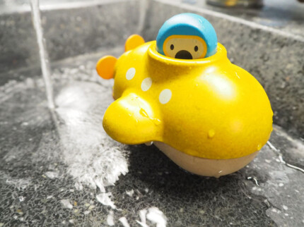 PlanToys Submarine – Wooden Bath Toy, Rubberwood Submarine for Toddlers, Ages 1+ - view 2