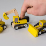 PlanToys Road Construction Set – 3 Wooden Construction Vehicles with Front End Loader, Roller and Excavator, Rubberwood - vie