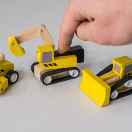 PlanToys Road Construction Set – 3 Wooden Construction Vehicles with Front End Loader, Roller and Excavator, Rubberwood - vie