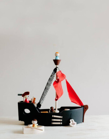 PlanToys Pirate Ship Playset – Pirate Figurines, Mast, Sail, Treasure Chest, Cannon, Anchor and Small Boat with Paddle for Ki
