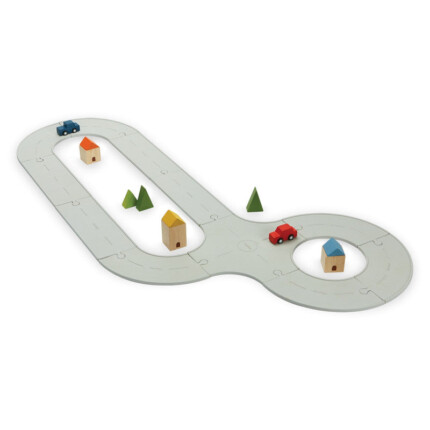 PlanToys Road and Rail – 19-Piece Flexible Rubber Track Set with 2 Cars, 3 Buildings and 3 Bushes, Ages 3+