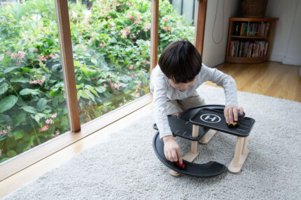 PlanToys Race N Play – Wooden Parking Garage with 2 Floors, 2 Racing Cars, Helicopter Platform and Chalk Surfaces - view 2