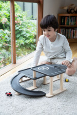 PlanToys Race N Play – Wooden Parking Garage with 2 Floors, 2 Racing Cars, Helicopter Platform and Chalk Surfaces - view 3
