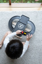 PlanToys Race N Play – Wooden Parking Garage with 2 Floors, 2 Racing Cars, Helicopter Platform and Chalk Surfaces - view 4