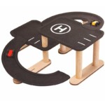 PlanToys Race N Play – Wooden Parking Garage with 2 Floors, 2 Racing Cars, Helicopter Platform and Chalk Surfaces - view 5