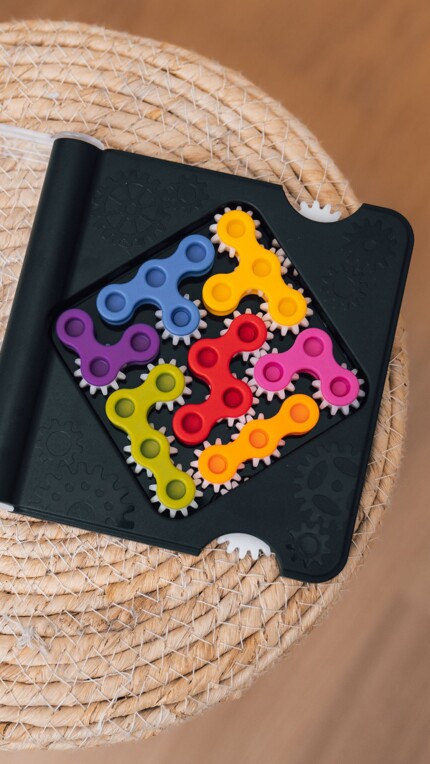 SmartGames IQ Gears – Solo Puzzle Game with 120 Challenges and Spinning Gears, Compact and Portable - view 2