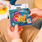 SmartGames IQ Gears – Solo Puzzle Game with 120 Challenges and Spinning Gears, Compact and Portable